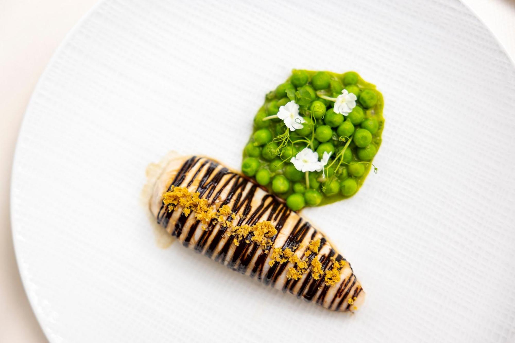Hostellerie Briqueterie & Spa Champagne Vinay  Εξωτερικό φωτογραφία A dish by Chef Grant Achatz