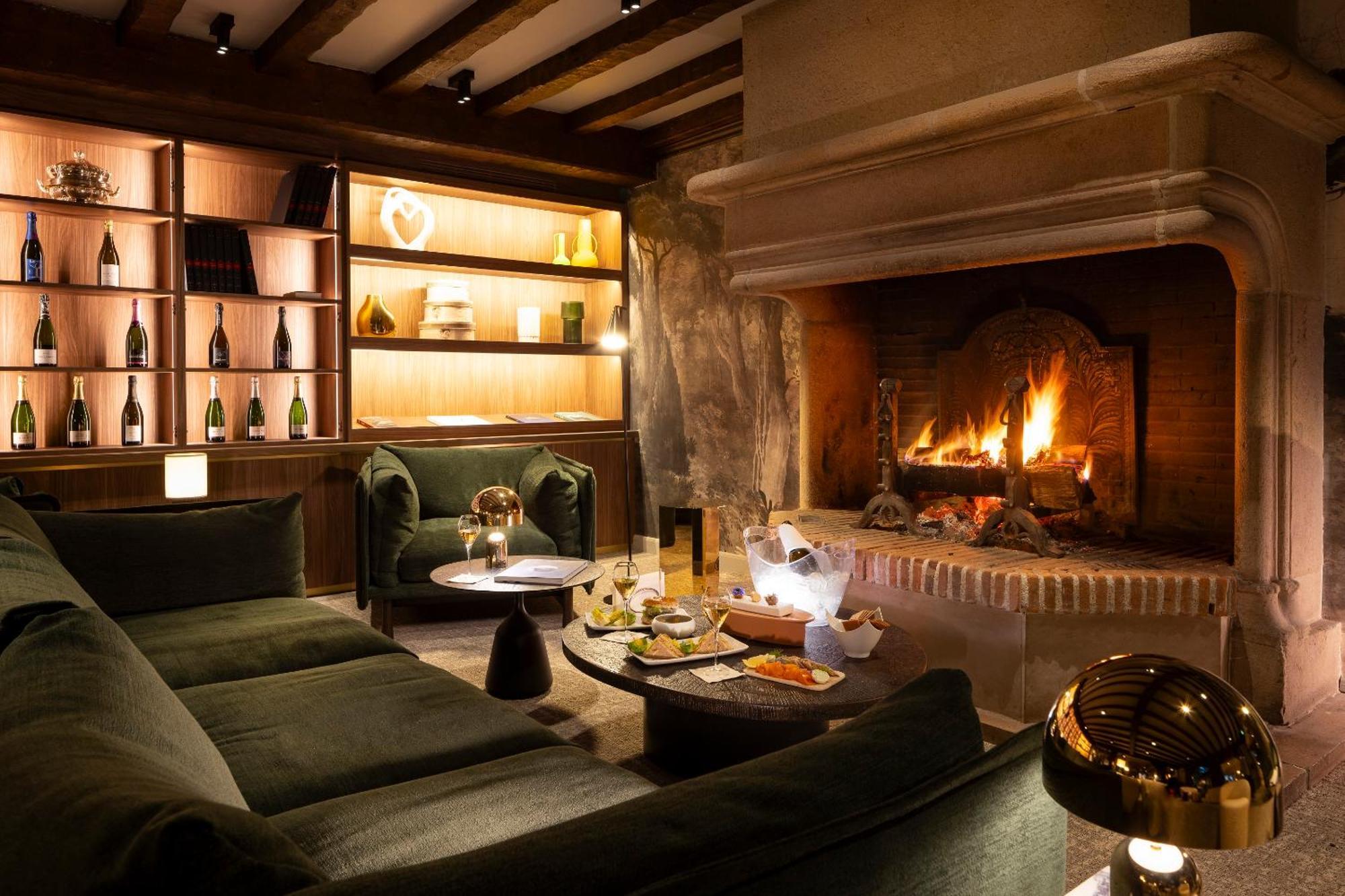 Hostellerie Briqueterie & Spa Champagne Vinay  Εξωτερικό φωτογραφία The fireplace at the bar