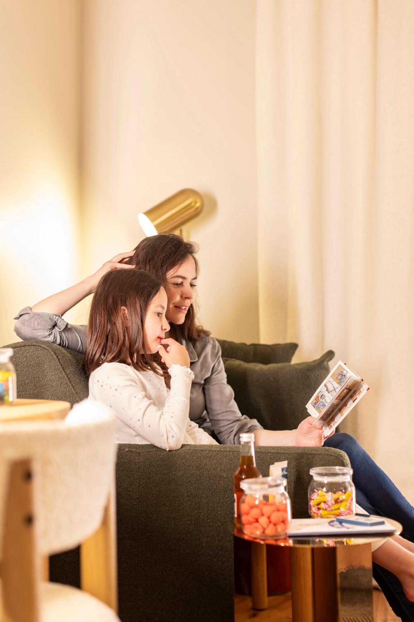 Hostellerie Briqueterie & Spa Champagne Vinay  Εξωτερικό φωτογραφία A mother and daughter looking at a photo album together