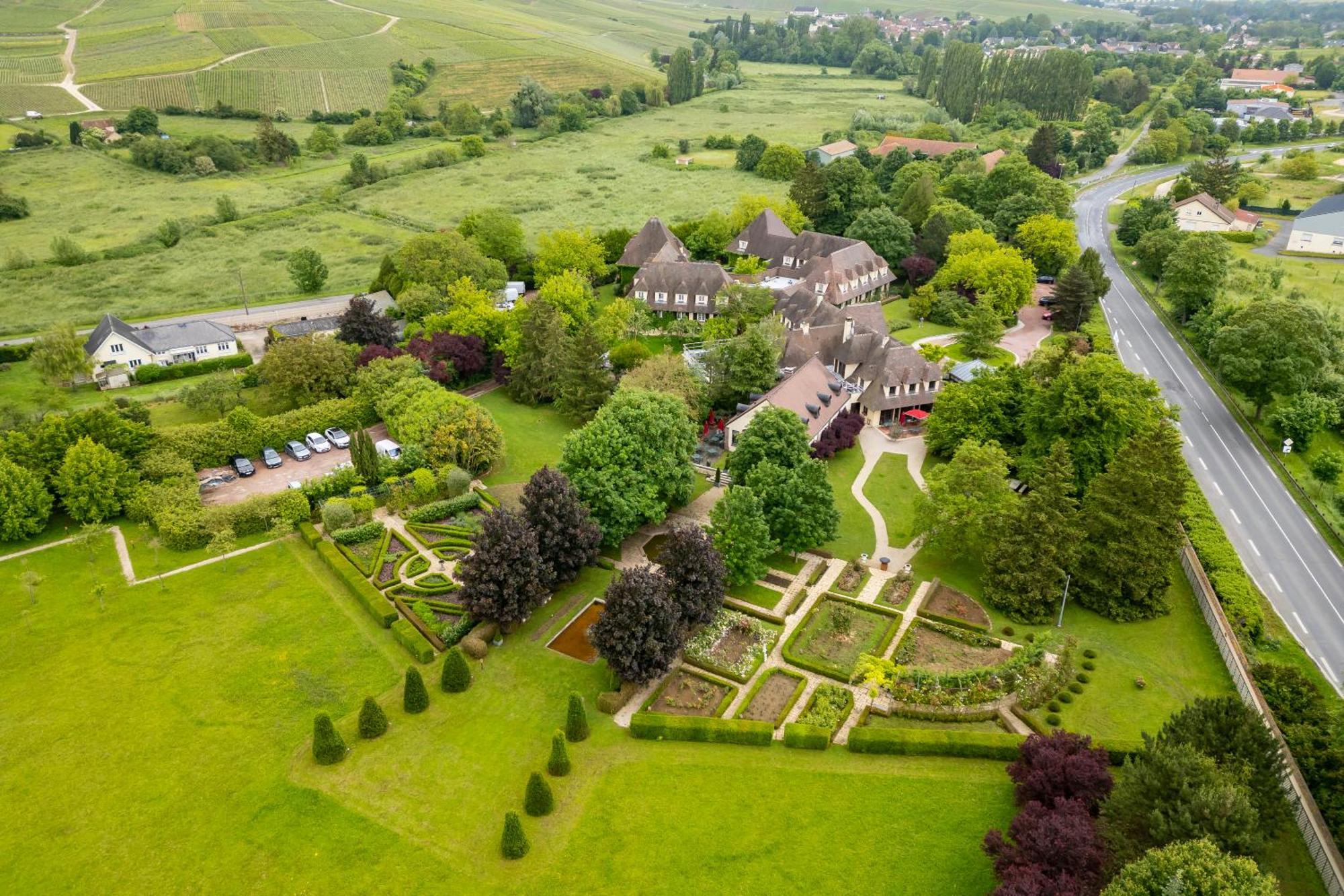 Hostellerie Briqueterie & Spa Champagne Vinay  Εξωτερικό φωτογραφία Aerial view of the gardens